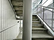共用部の階段です。明るく清潔に管理されています。