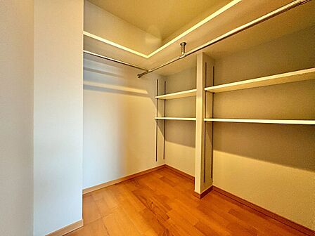 収納スペースが付いていて、お部屋を広く使っていただけます。