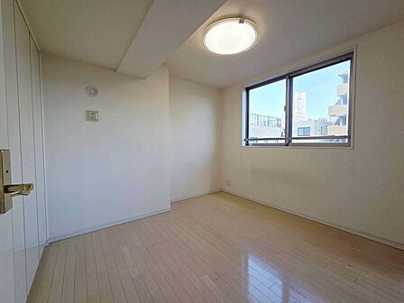 清かで艶やかな時間をもたらしてくれる室内です。