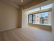 清かで艶やかな時間をもたらしてくれる室内です。
