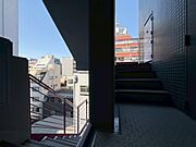 共用部の階段です。明るく清潔に管理されています。