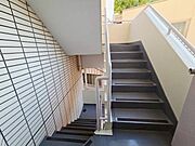 共用部の階段です。明るく清潔に管理されています。