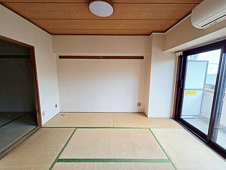 清かで艶やかな時間をもたらしてくれる室内です。