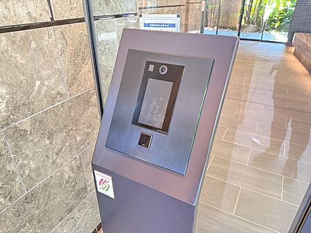 誰が来てもわかる様にモニター付きインターホンを設置。