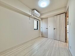 清かで艶やかな時間をもたらしてくれる室内です。