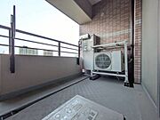 朝の澄んだ空気や、夕方に吹く清々しい風を感じられるバルコニー。