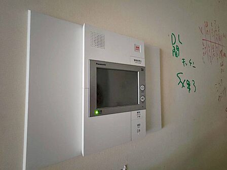 誰が来てもわかる様にモニター付きインターホンを設置。