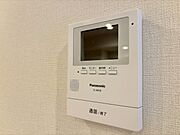 誰が来てもわかる様にモニター付きインターホンを設置。