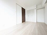 清かで艶やかな時間をもたらしてくれる室内です。
