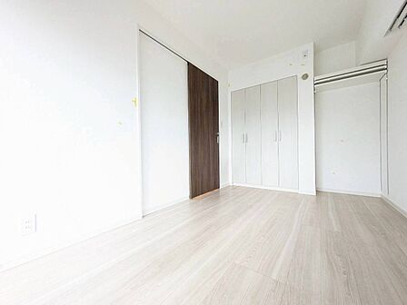 清かで艶やかな時間をもたらしてくれる室内です。