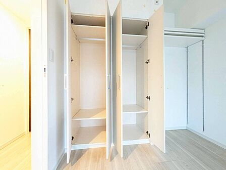 家電やスーツケース、ストック品など何でも片付く嬉しい空間です。