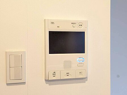 誰が来てもわかる様にモニター付きインターホンを設置。
