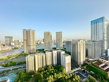 眺望や窓からの景色が良いと、家で過ごす時間も快適です。