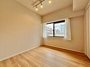 清かで艶やかな時間をもたらしてくれる室内です。