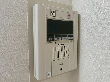 誰が来てもわかる様にモニター付きインターホンを設置。