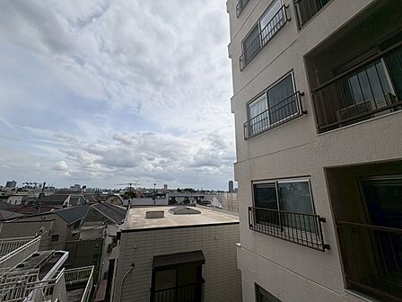 陽当たり・通風・開放感に恵まれた環境です。