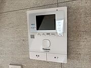 誰が来てもわかる様にモニター付きインターホンを設置。