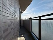 朝の澄んだ空気や、夕方に吹く清々しい風を感じられるバルコニー。