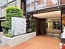 エントランス：綺麗に整備されており、行き届いた管理体制をうかがわせます。