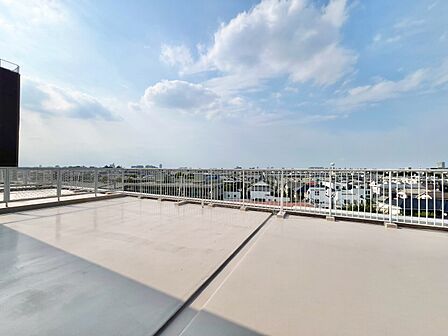 朝の澄んだ空気や、夕方に吹く清々しい風を感じられるバルコニー。