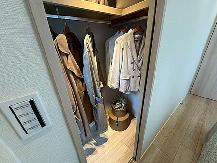 家電やスーツケース、ストック品など何でも片付く嬉しい空間です。