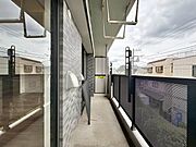 朝の澄んだ空気や、夕方に吹く清々しい風を感じられるバルコニー。