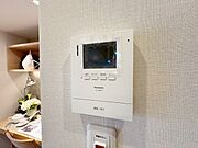 誰が来てもわかる様にモニター付きインターホンを設置。