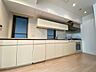 キッチン：開放感のあるキッチンスペース。調理をしながら、会話も弾みそうですね。