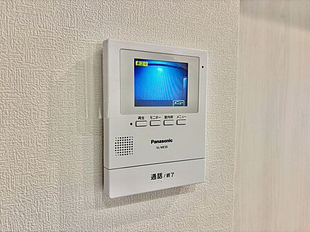 誰が来てもわかる様にモニター付きインターホンを設置。