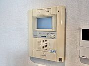誰が来てもわかる様にモニター付きインターホンを設置。