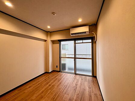 清かで艶やかな時間をもたらしてくれる室内です。