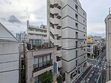 陽当たり・通風・開放感に恵まれた環境です。