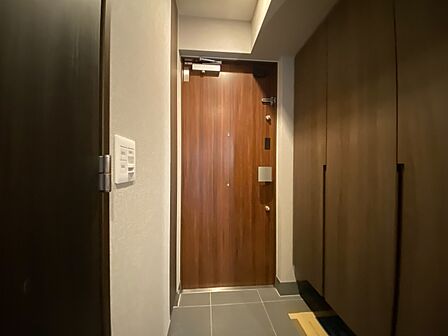 清潔感のある落ち着いた雰囲気の玄関です。