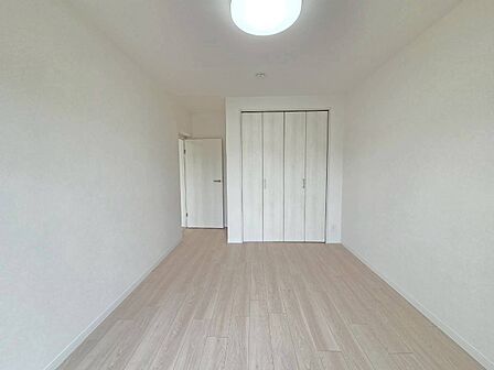 清かで艶やかな時間をもたらしてくれる室内です。