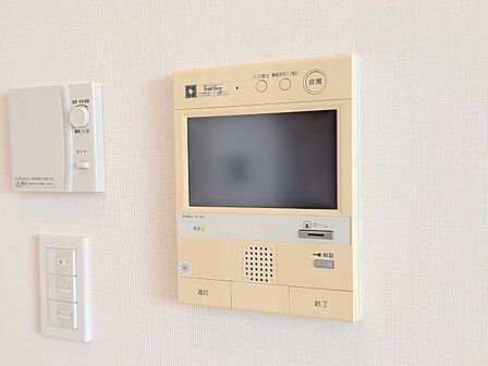 誰が来てもわかる様にモニター付きインターホンを設置。