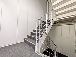 共用部の階段です。明るく清潔に管理されています。