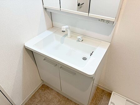 清潔感を感じられる洗面化粧台。