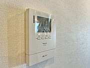 誰が来てもわかる様にモニター付きインターホンを設置。