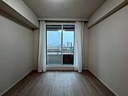 清かで艶やかな時間をもたらしてくれる室内です。