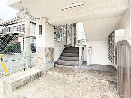 上質感漂う玄関アプローチです。