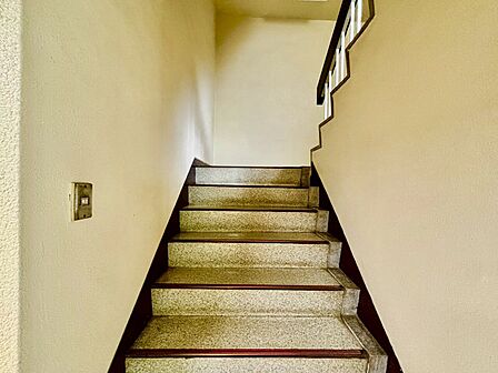 共用部の階段です。明るく清潔に管理されています。