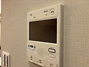 誰が来てもわかる様にモニター付きインターホンを設置。