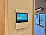 設備：誰が来てもわかる様にモニター付きインターホンを設置。