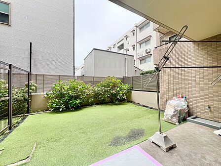 朝の澄んだ空気や、夕方に吹く清々しい風を感じられるバルコニー。