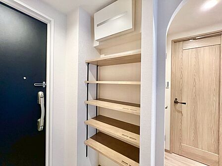 家電やスーツケース、ストック品など何でも片付く嬉しい空間です。