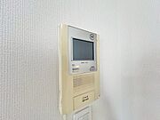 誰が来てもわかる様にモニター付きインターホンを設置。