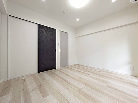 清かで艶やかな時間をもたらしてくれる室内です。