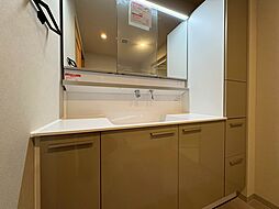 清潔感を感じられる洗面化粧台。