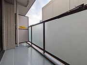 朝の澄んだ空気や、夕方に吹く清々しい風を感じられるバルコニー。