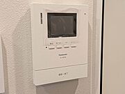 誰が来てもわかる様にモニター付きインターホンを設置。